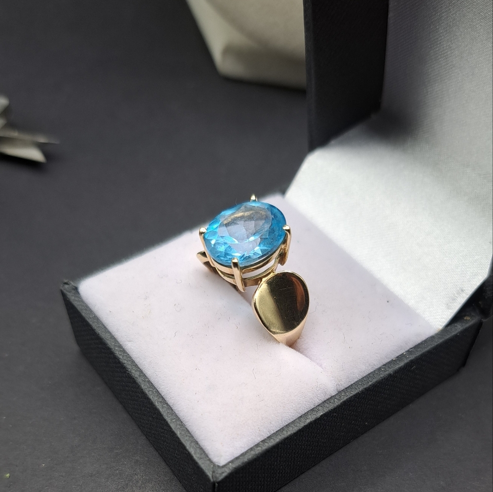 *Sold* 10k Vintage Solid Yellow Gold Sky Topaz Ring.